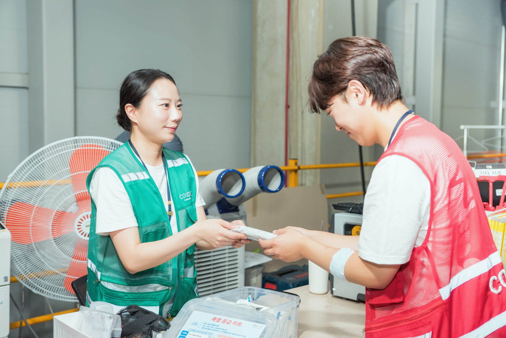 공장에 있는 사람과 사람