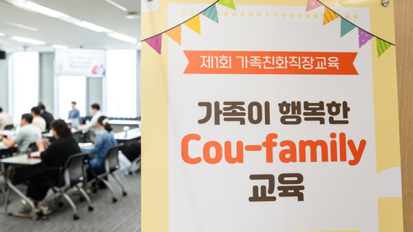 벽에 붙은 간판