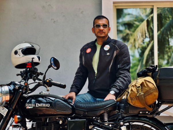 A person sitting on a motorcycle

AI-generated content may be incorrect.