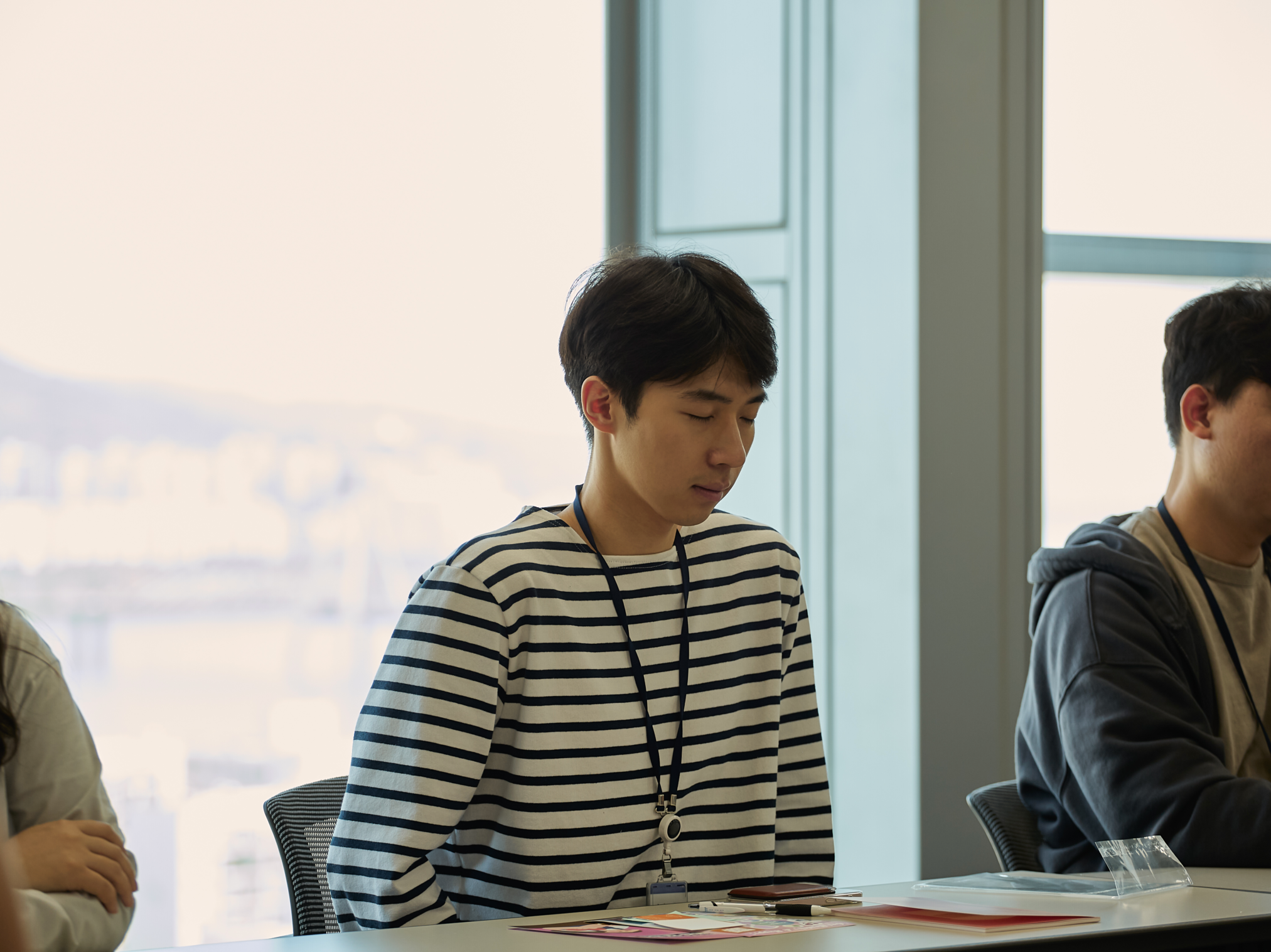 테이블에 앉아있는 사람