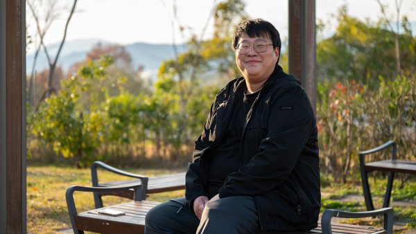 벤치에 앉아있는 사람