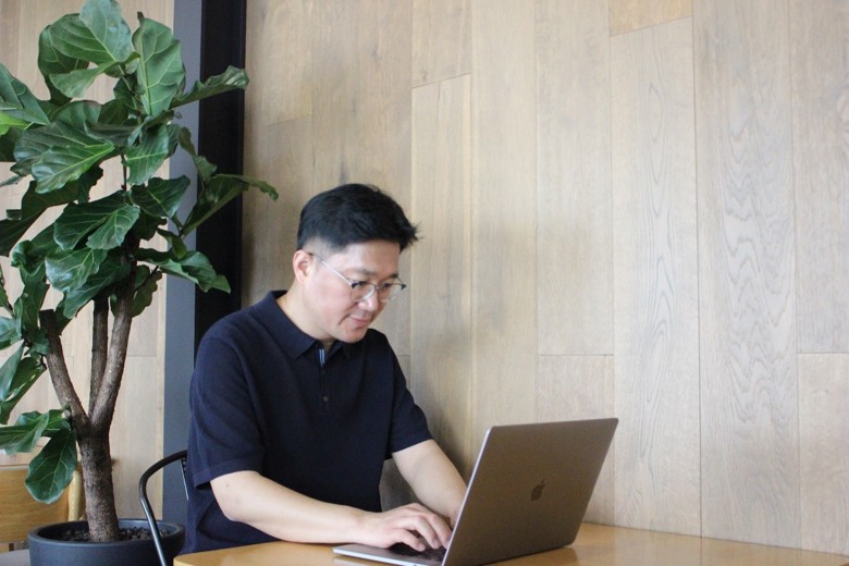 사람, 노트북, 테이블이(가) 표시된 사진
자동 생성된 설명