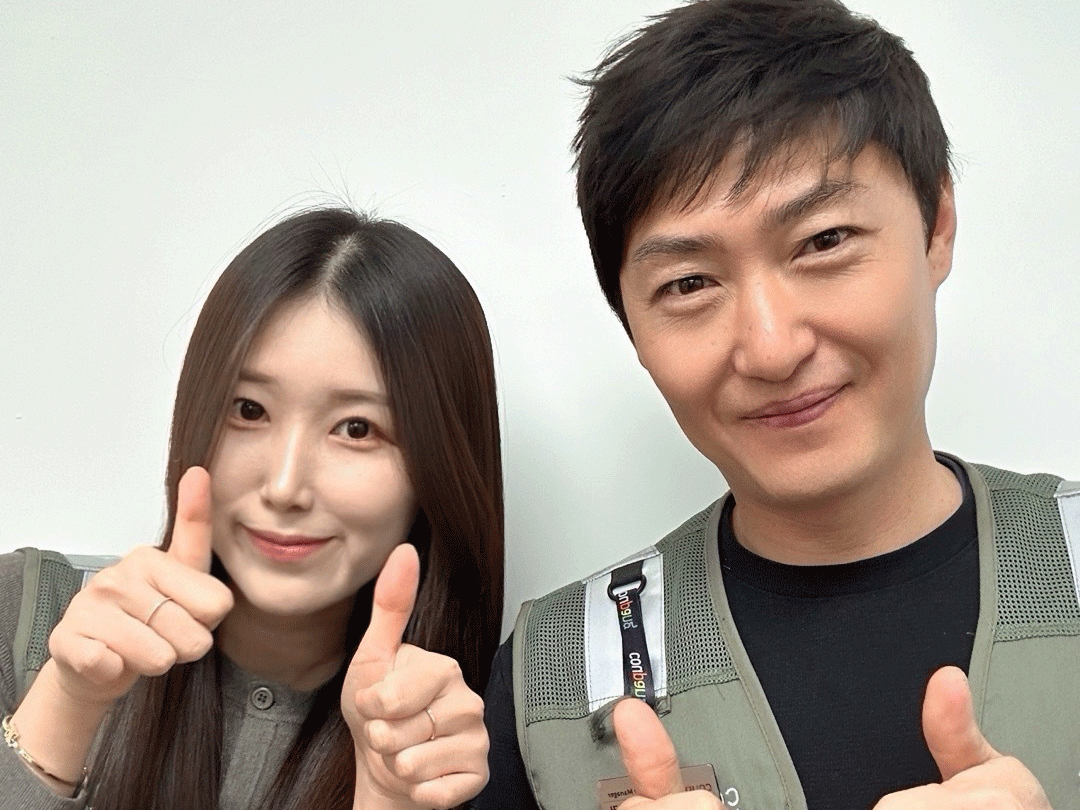 엄지 손가락을 치켜세우는 사람과 사람