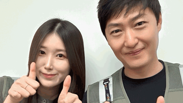 엄지 손가락을 치켜세우는 사람과 사람