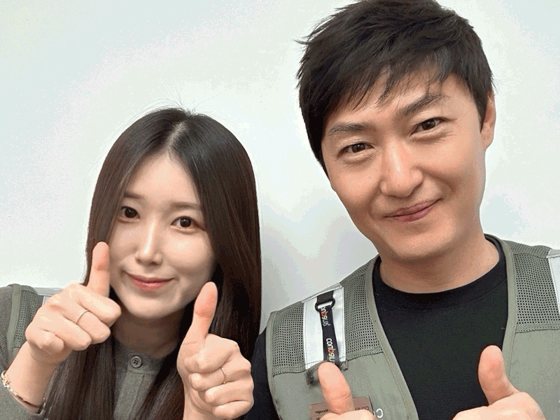 엄지 손가락을 치켜세우는 사람과 사람