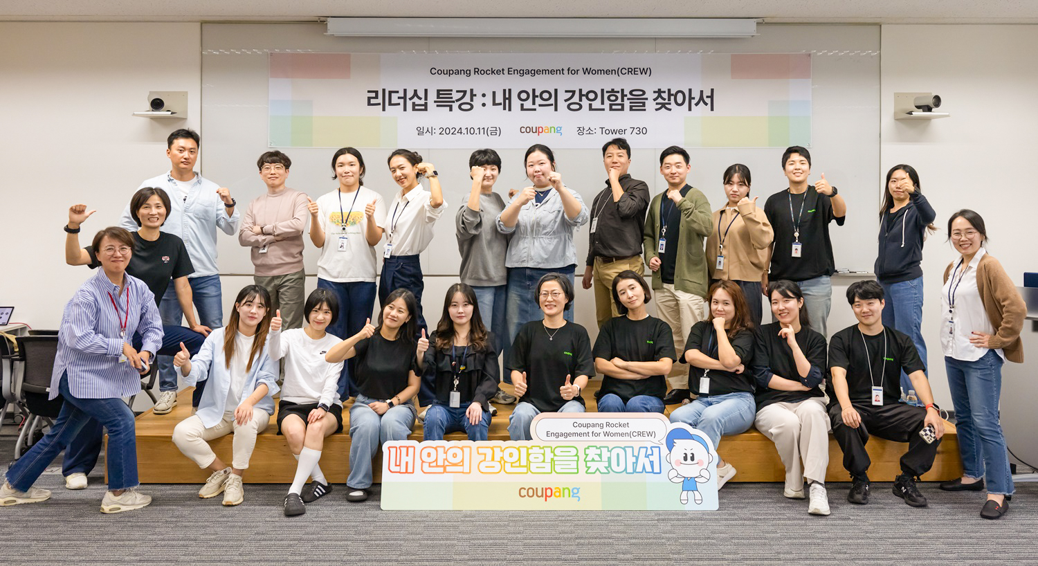 사진을 찍기 위해 포즈를 취하고 있는 한 무리의 사람들