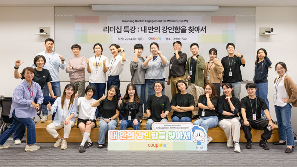 사진을 찍기 위해 포즈를 취하고 있는 한 무리의 사람들