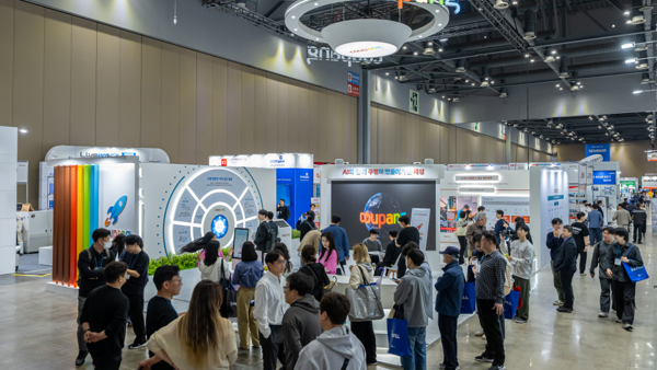 방에 있는 한 무리의 사람들