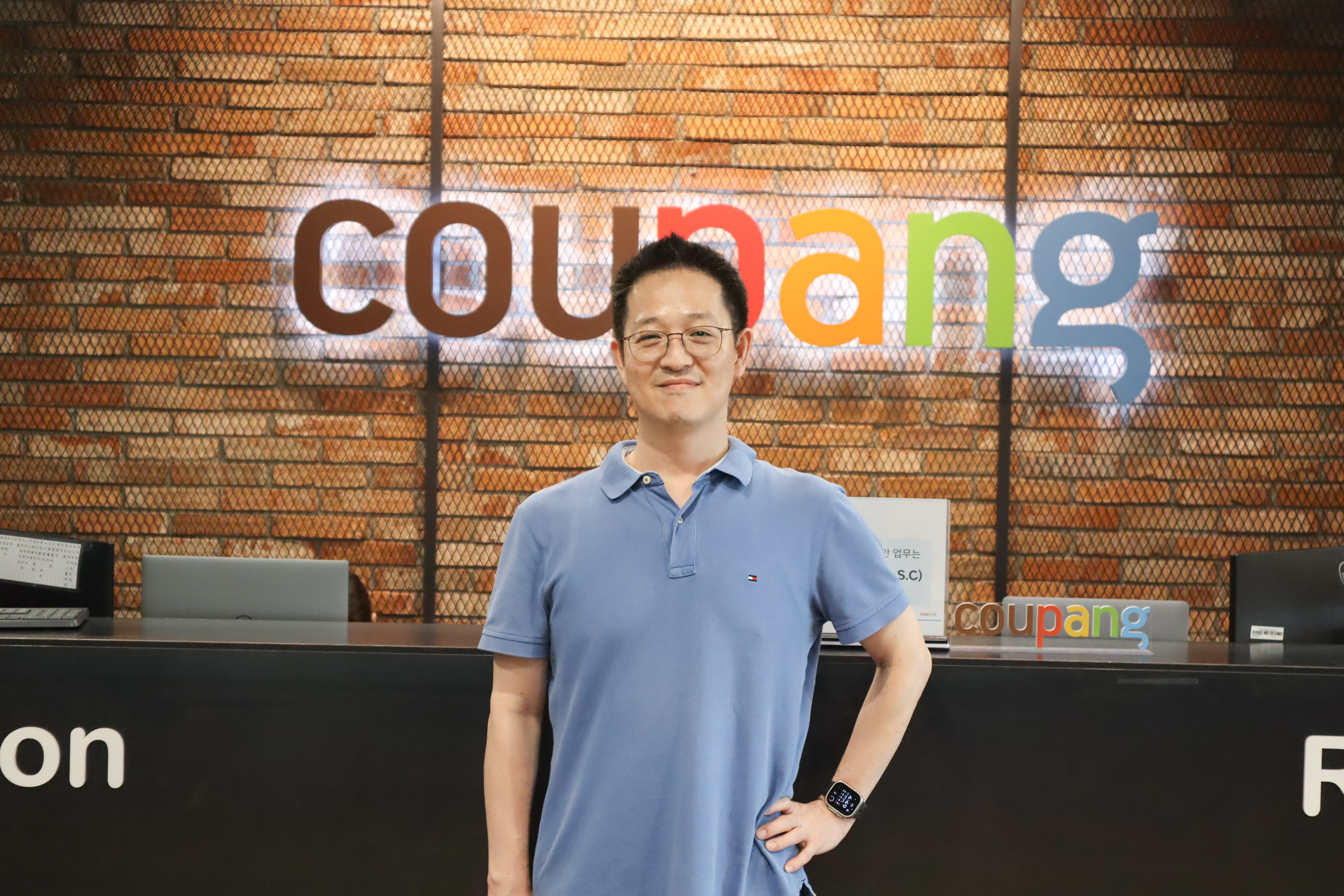 표지판 앞에 서 있는 사람