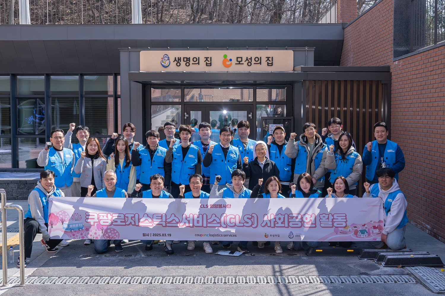 사진을 위해 포즈를 취하는 한 무리의 사람들