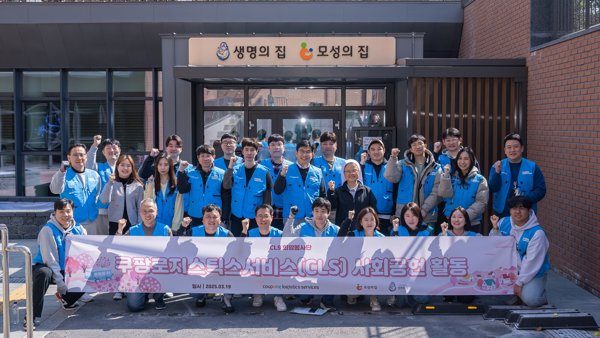 사진을 위해 포즈를 취하는 한 무리의 사람들