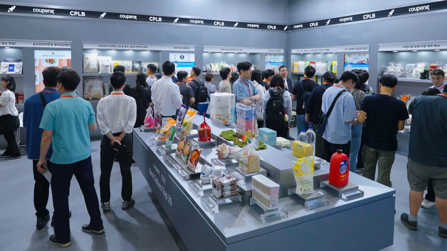 가게에 서 있는 한 무리의 사람들