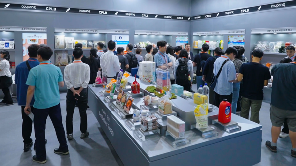 가게에 서 있는 한 무리의 사람들