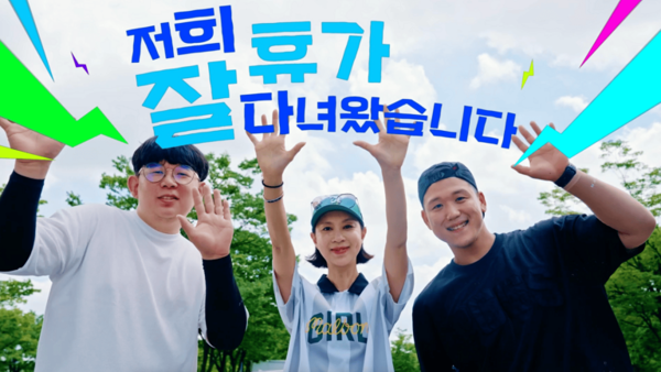 종이 표지판을 들고 있는 한 무리의 사람들