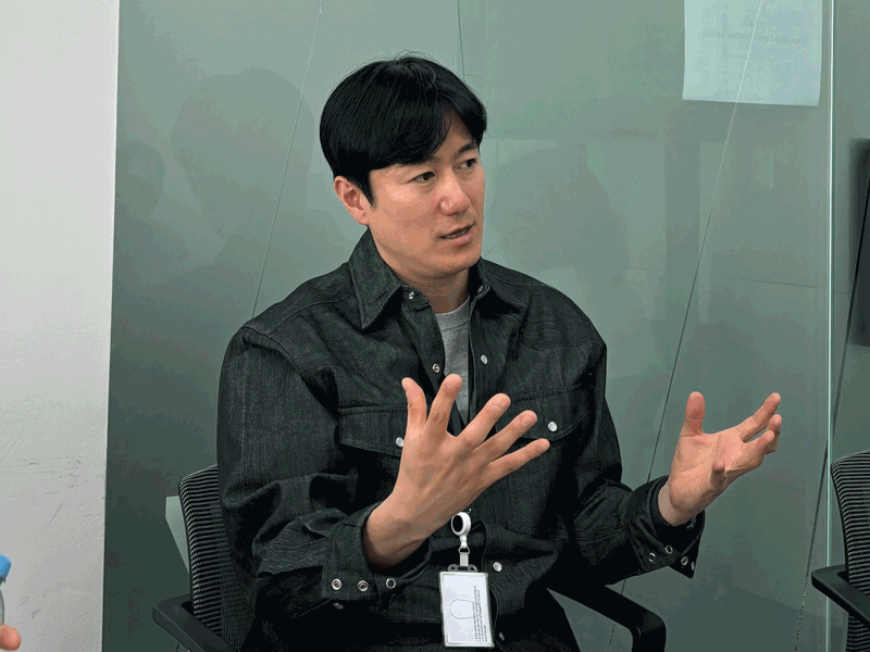 의자에 앉아 손을 들고 있는 사람