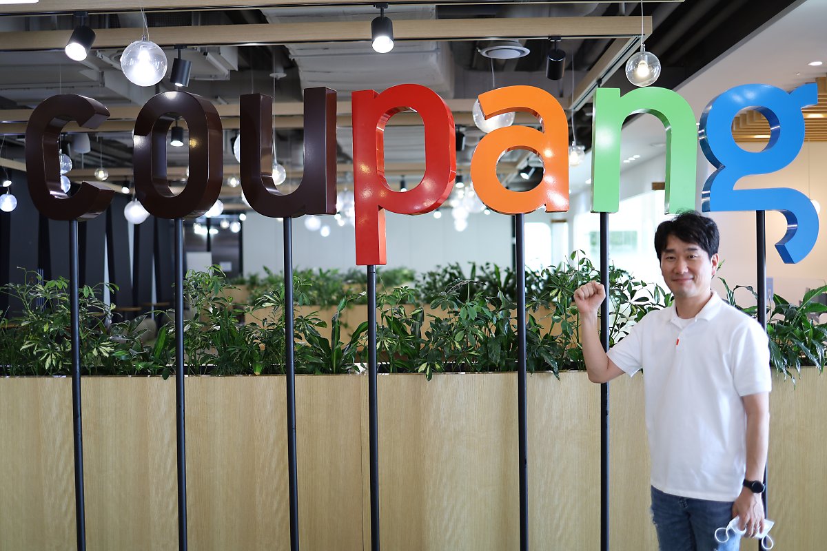 표지판 앞에 서 있는 사람