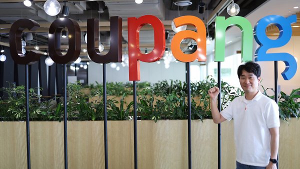 표지판 앞에 서 있는 사람