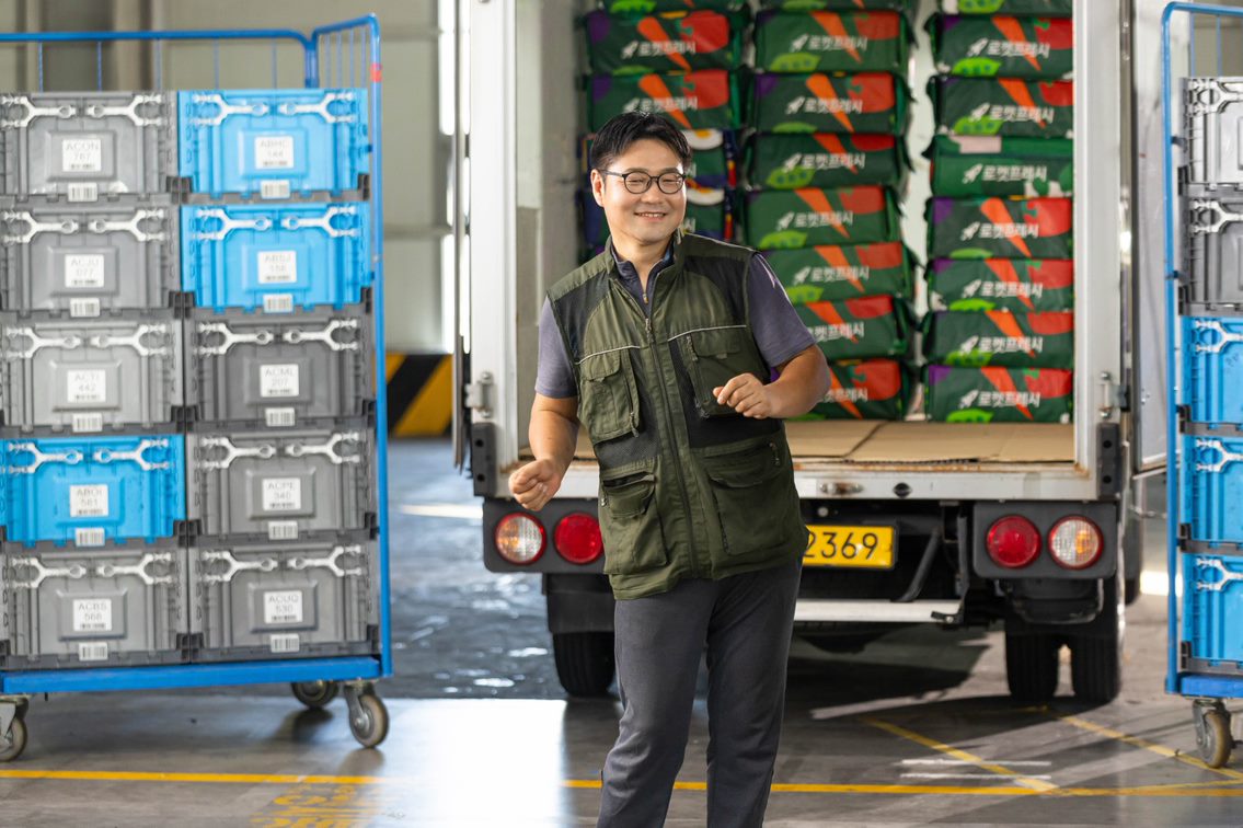 트럭 앞에 서 있는 사람