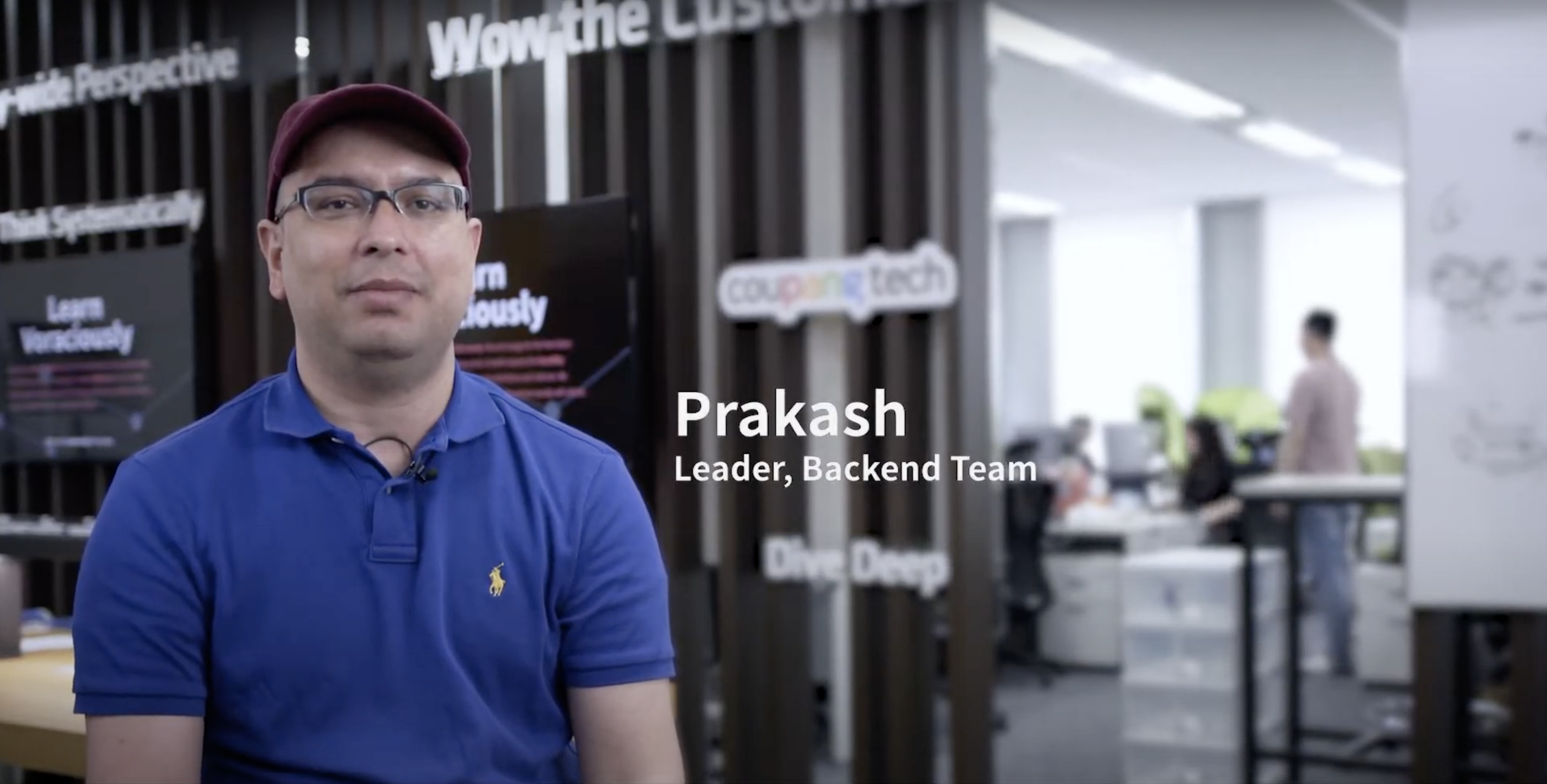 파란 셔츠와 모자를 쓴 사람