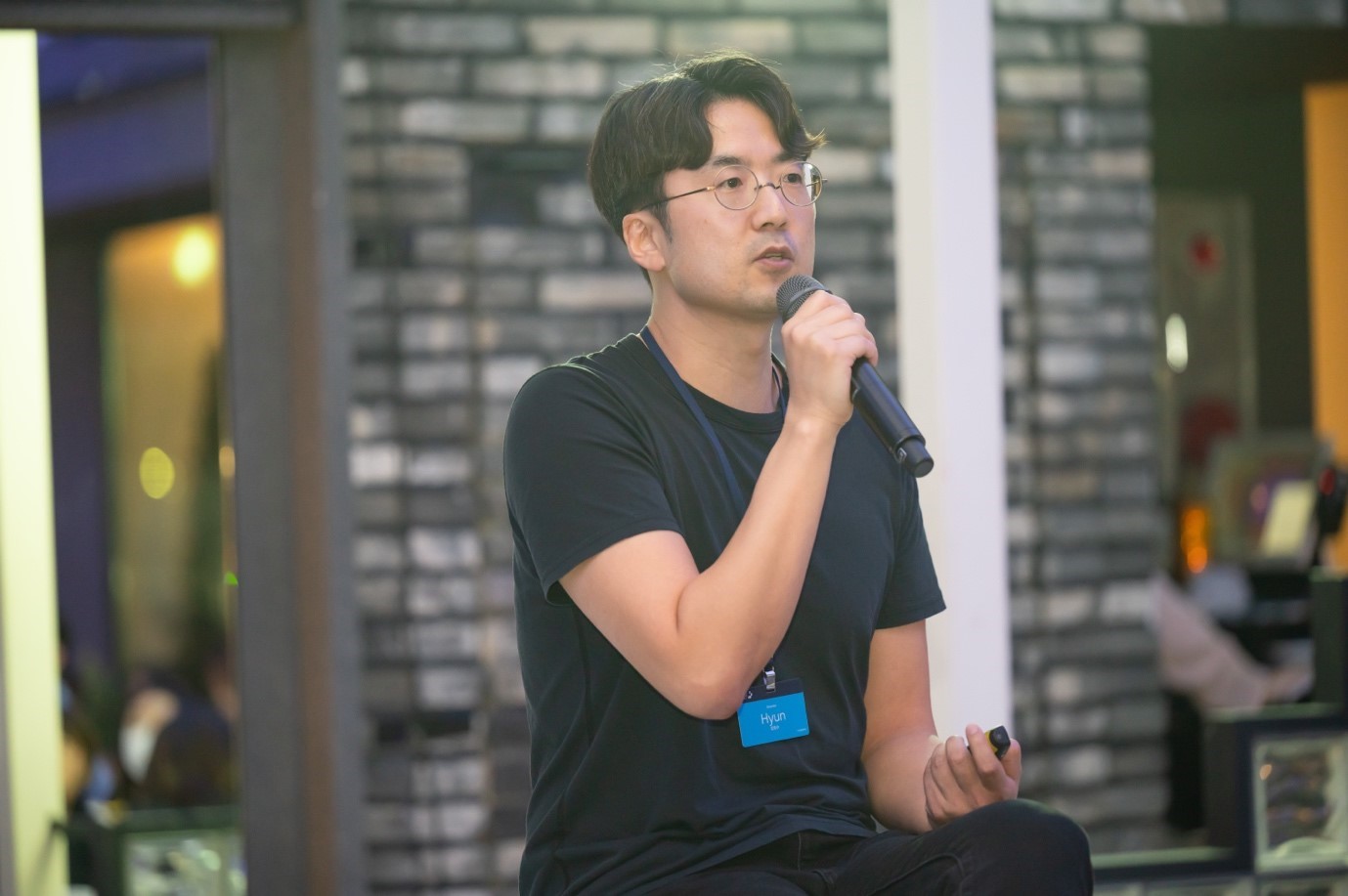 사람, 의류, 인간의 얼굴, 팔꿈치이(가) 표시된 사진
자동 생성된 설명
