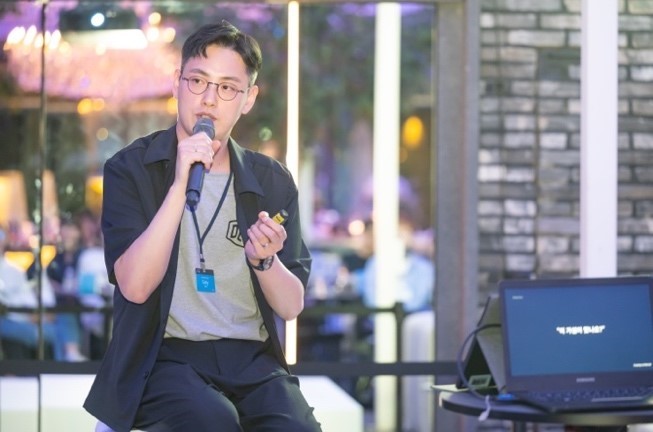사람, 의류, 노트북, 컴퓨터이(가) 표시된 사진
자동 생성된 설명