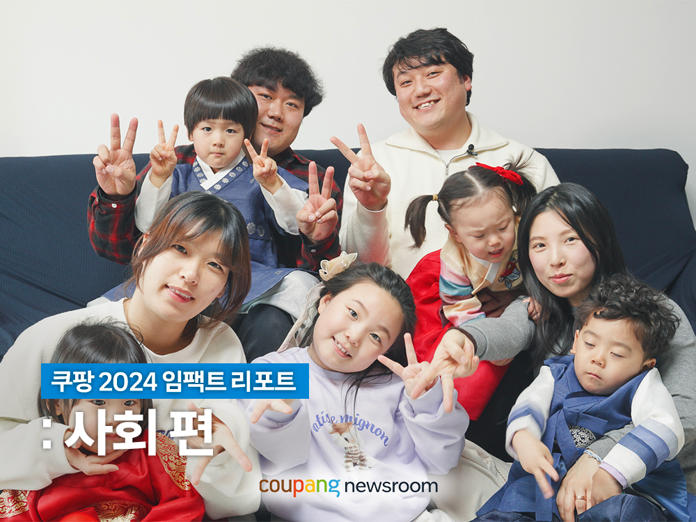 사진을 찍기 위해 포즈를 취하고 있는 한 무리의 사람들