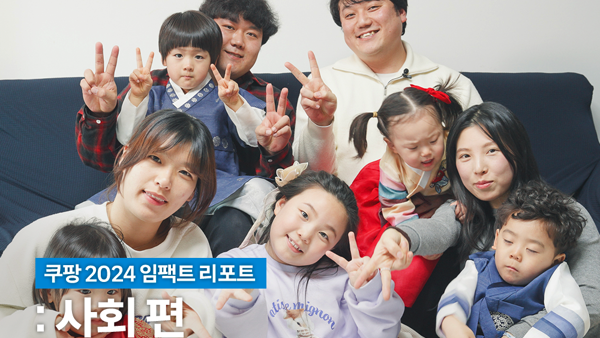 사진을 찍기 위해 포즈를 취하고 있는 한 무리의 사람들