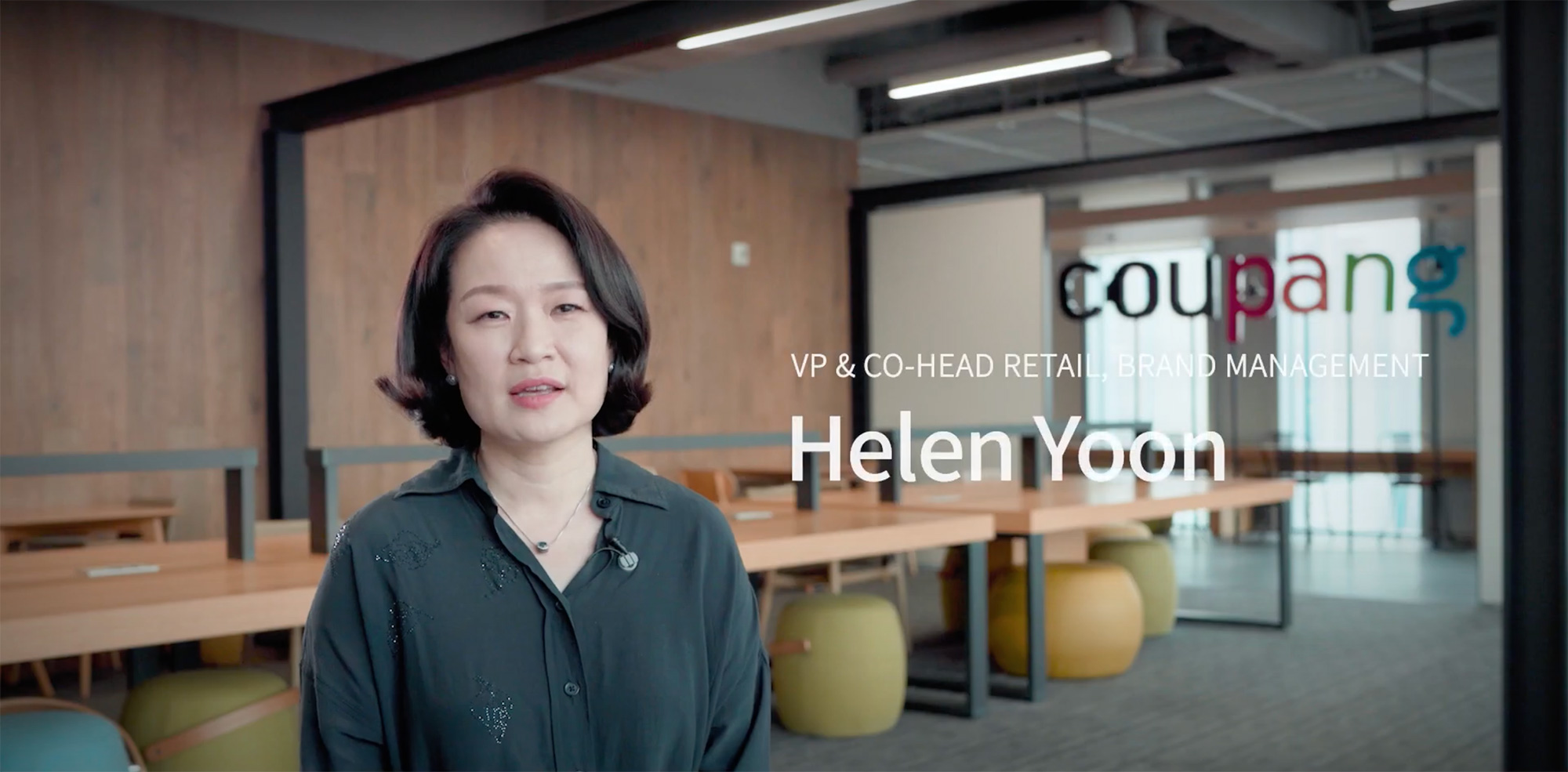 테이블 앞에 서 있는 사람