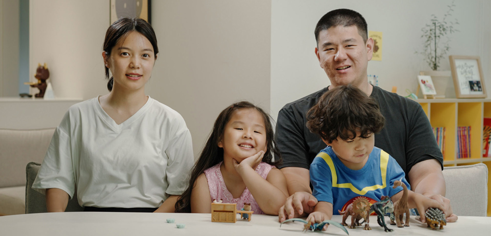 장난감이 있는 테이블에 앉아 있는 한 무리의 사람들