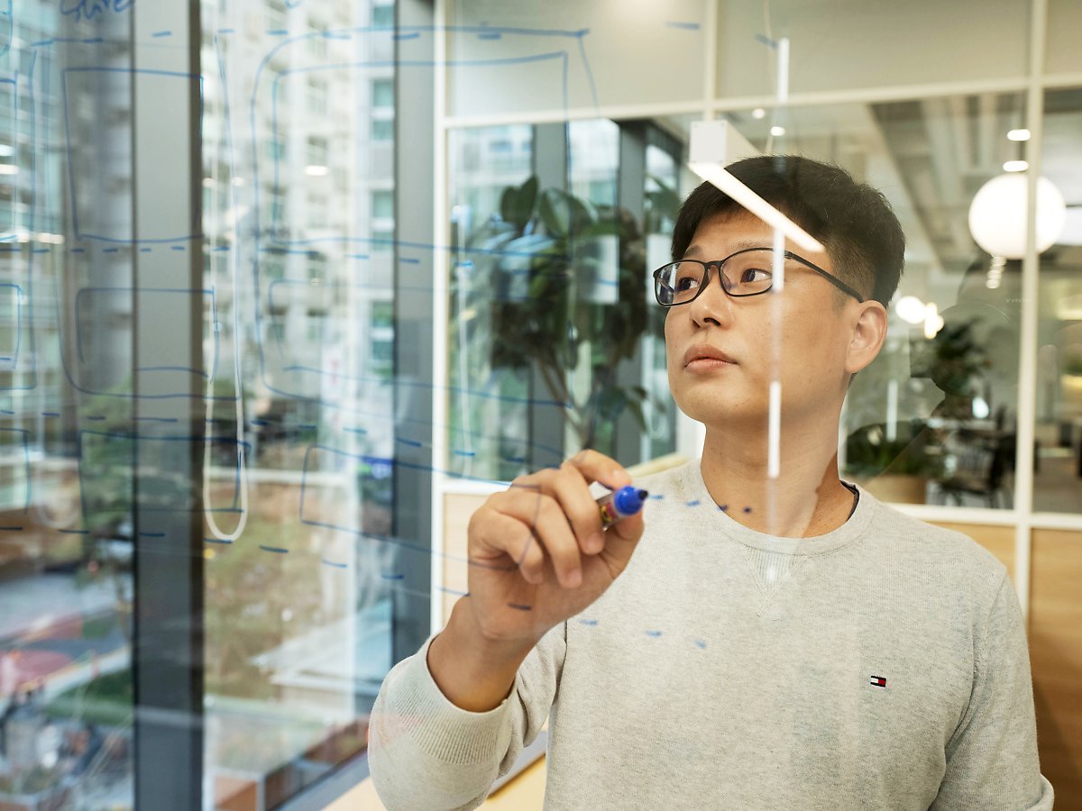 유리판에 글을 쓰는 사람