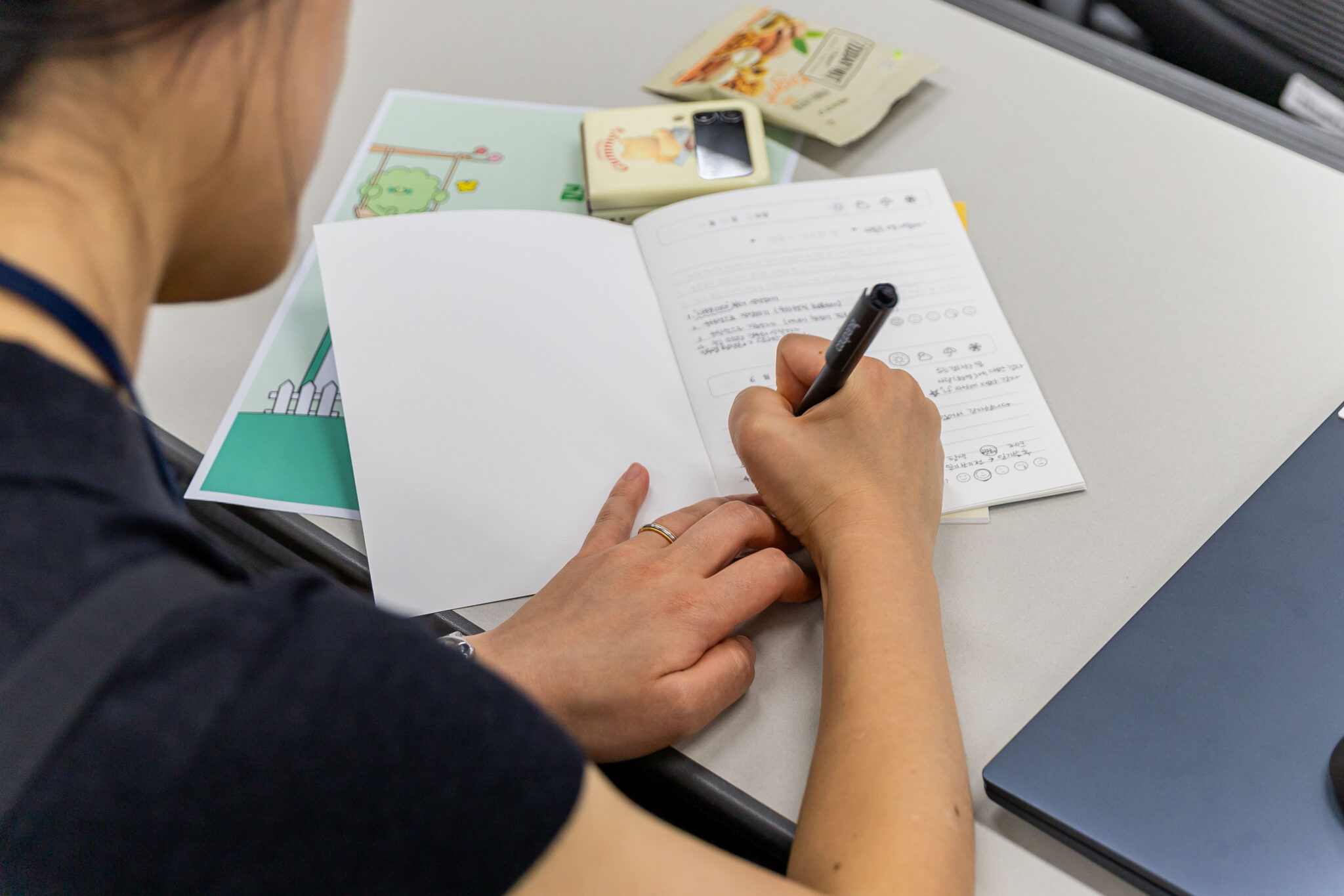 책에 글을 쓰는 사람