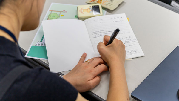 책에 글을 쓰는 사람