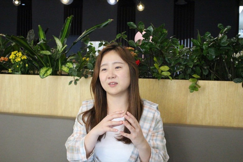 사람, 식물이(가) 표시된 사진
자동 생성된 설명
