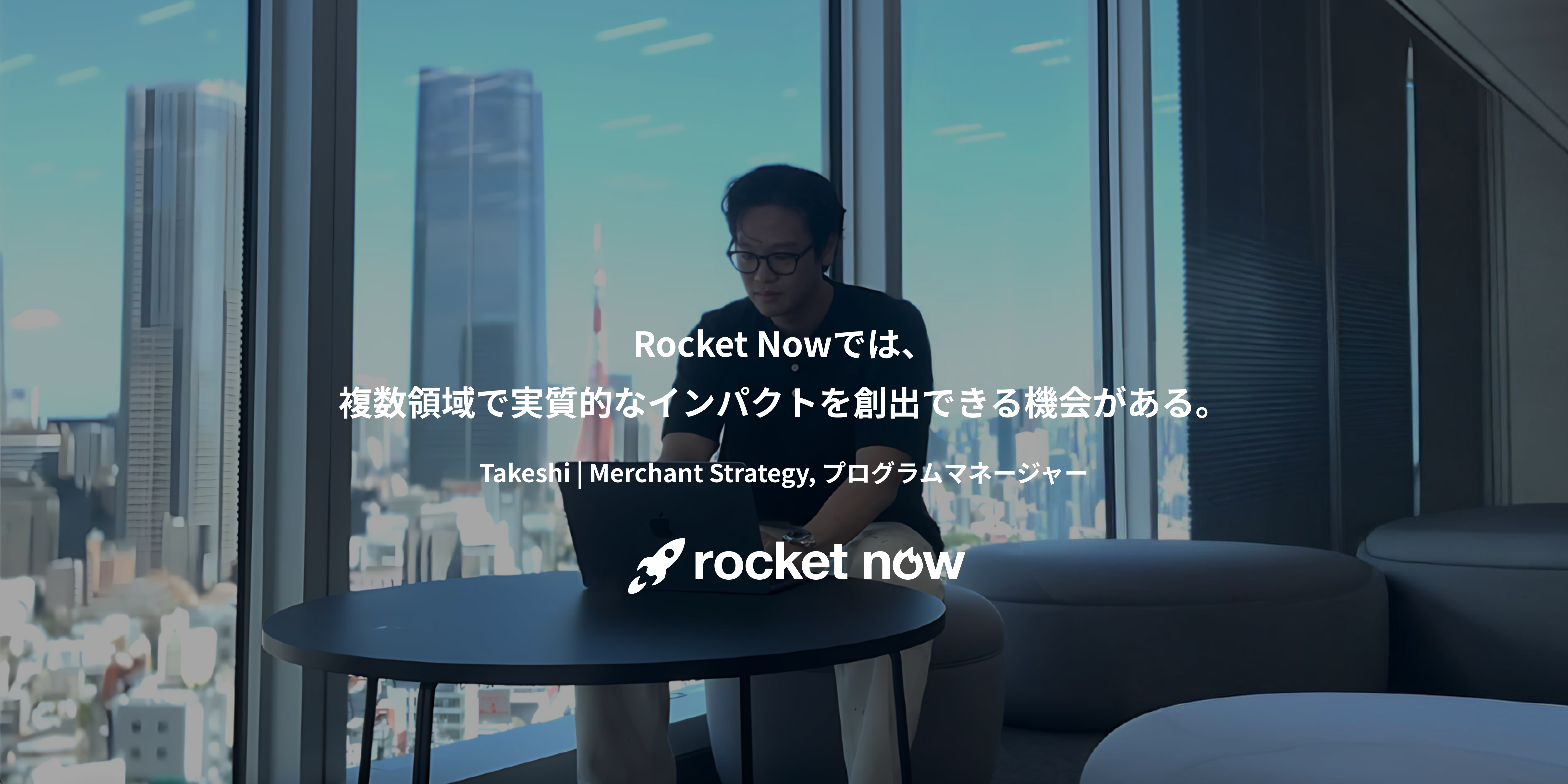 テーブルに座っている人
