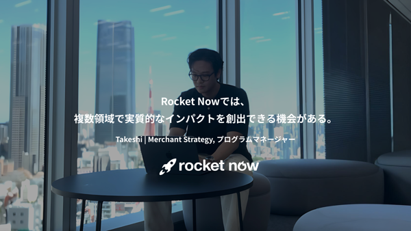 テーブルに座っている人
