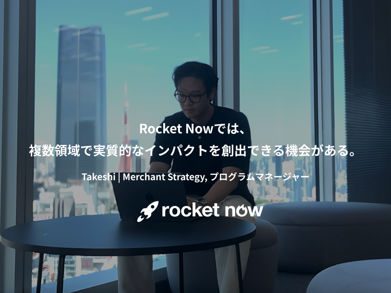 テーブルに座っている人