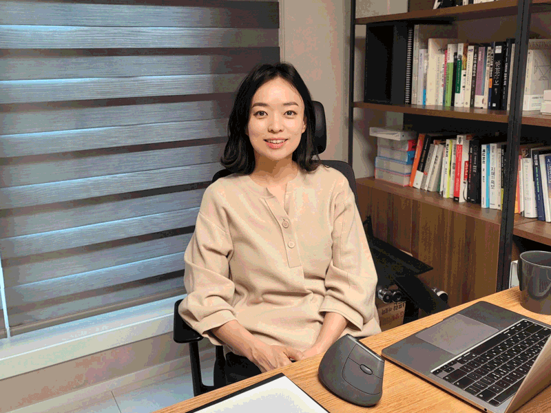 책상에 앉아있는 사람