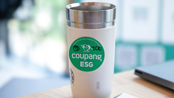 테이블 위의 흰색과 초록색 컵