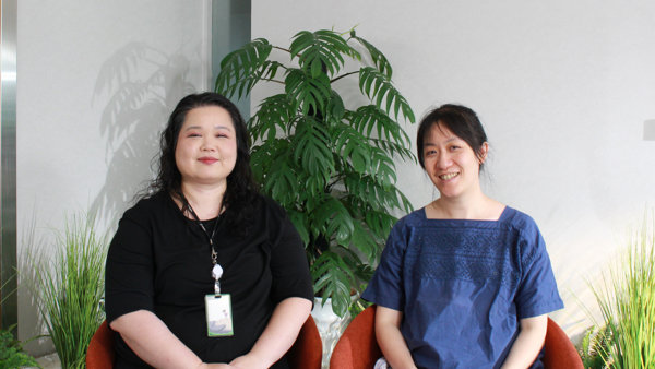 兩個女人坐在椅子上