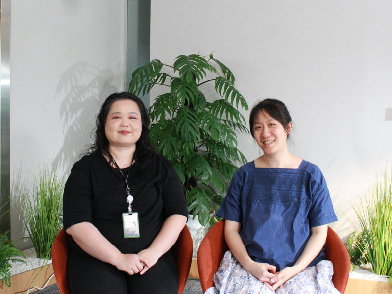兩個女人坐在椅子上