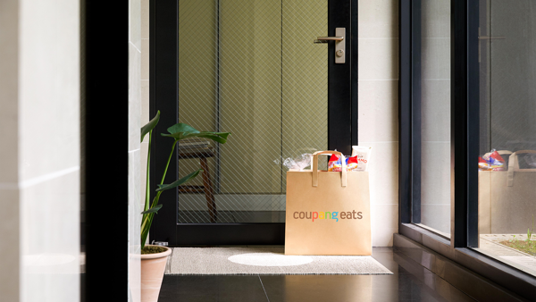 a bag with food on it next to a door