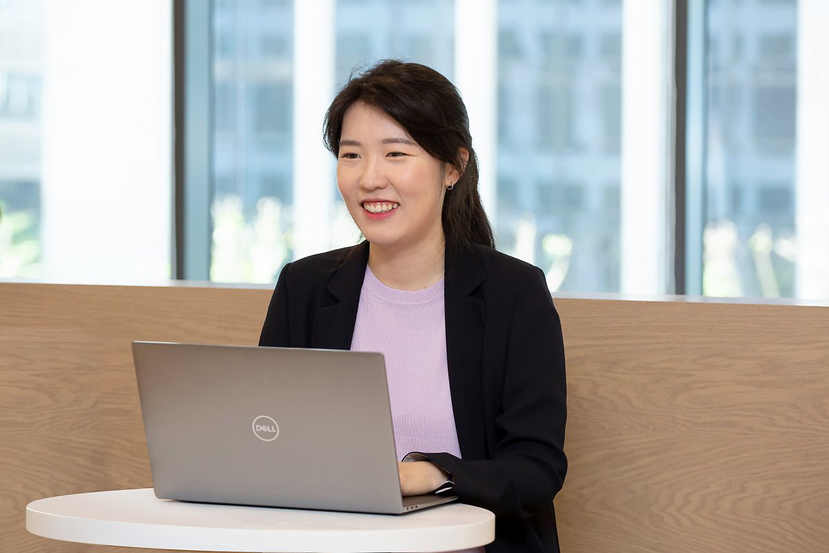 노트북이 있는 테이블에 앉아 있는 사람