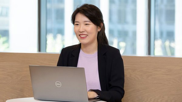 노트북이 있는 테이블에 앉아 있는 사람