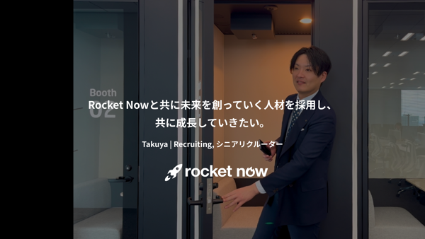 スーツを着た人がドアを開ける