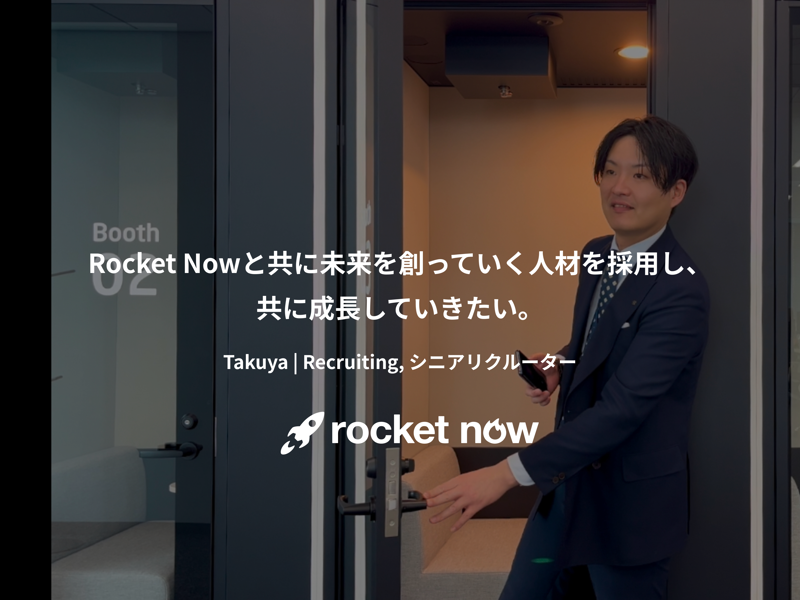 スーツを着た人がドアを開ける