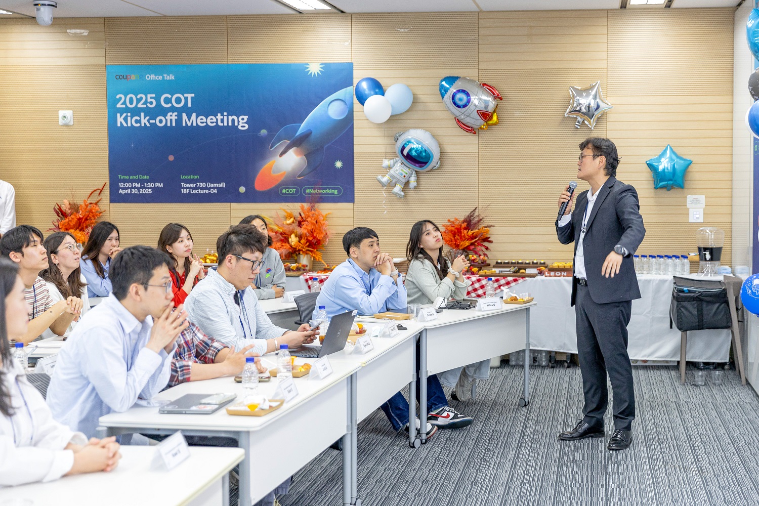 한 무리의 사람들 앞에 서 있는 사람