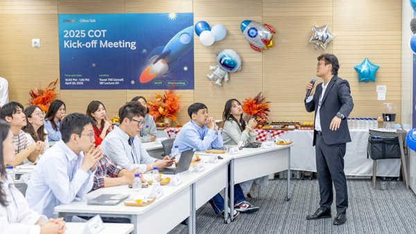 한 무리의 사람들 앞에 서 있는 사람