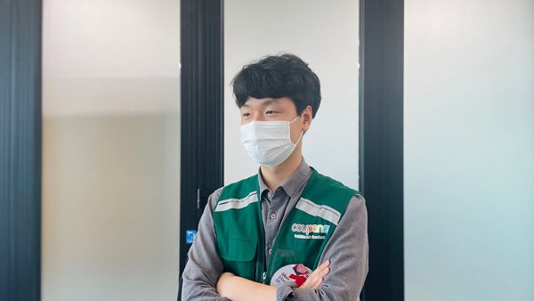 안면 마스크를 쓴 사람