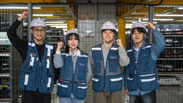 안전모와 조끼를 입은 한 무리의 사람들