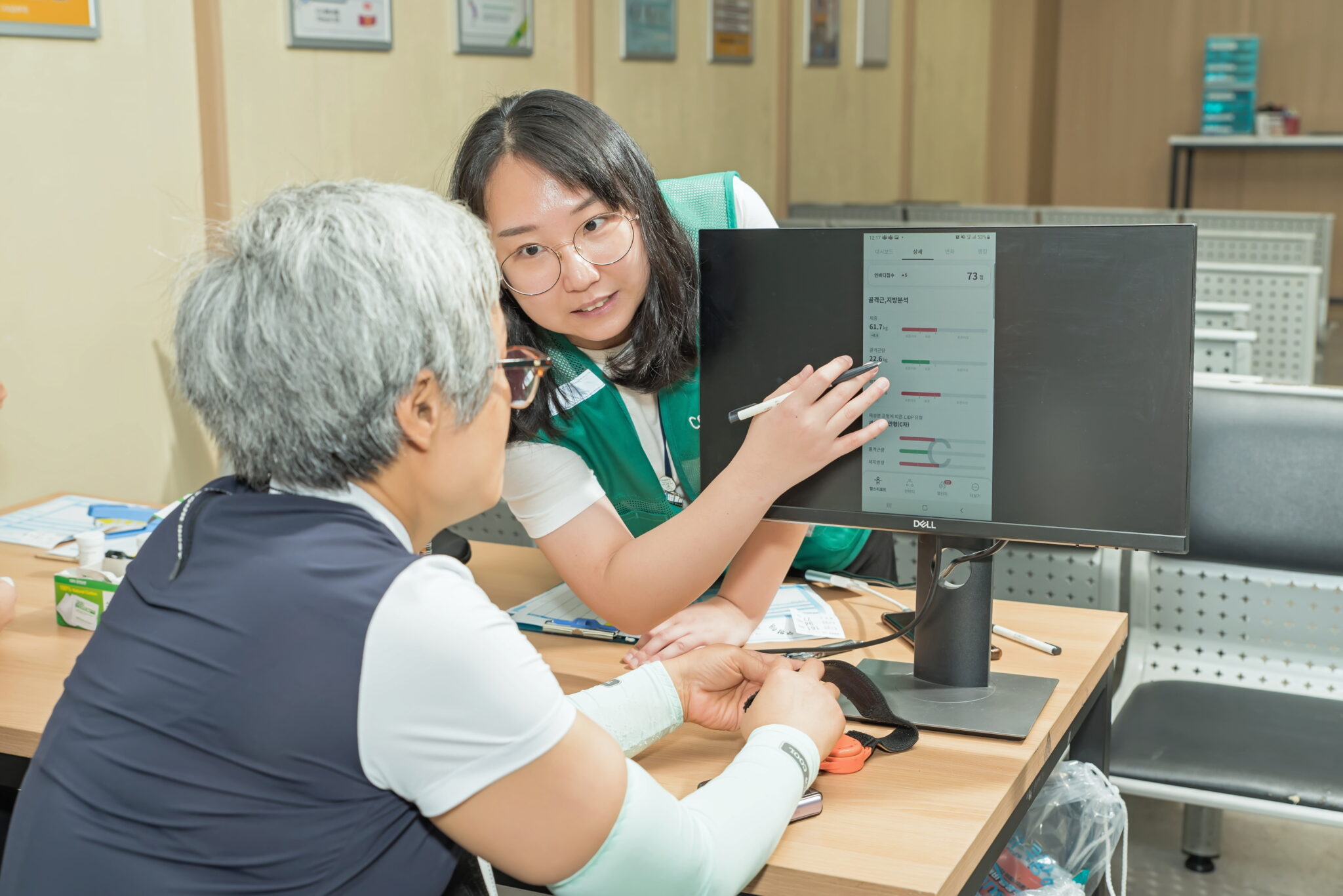 컴퓨터 화면을 가리키는 사람